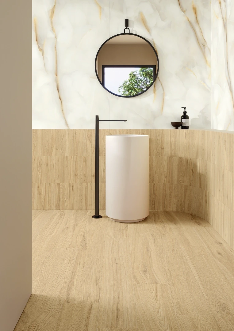 Gres Emil PLAYWOOD efekt drewno - aranzacja w przy kominku