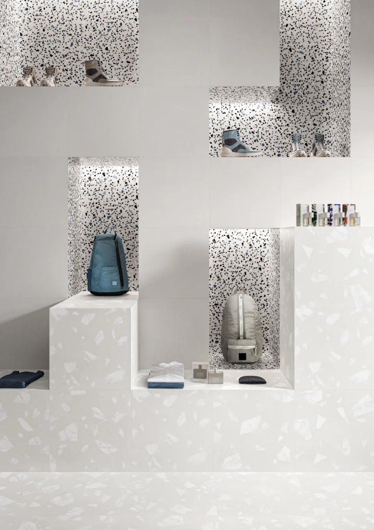 Gres Ergon MEDLEY efekt terrazzo - aranzacja w korytarzu z naturalnym swiatlem