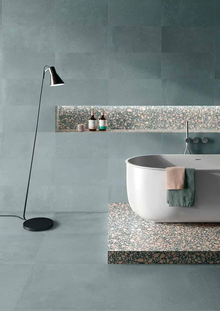 Gres Ergon MEDLEY efekt terrazzo - aranzacja w nowoczesnym salonie