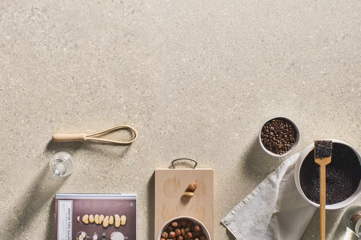 Gres Ergon GRAIN STONE efekt terrazzo - aranzacja w przestronnym holu