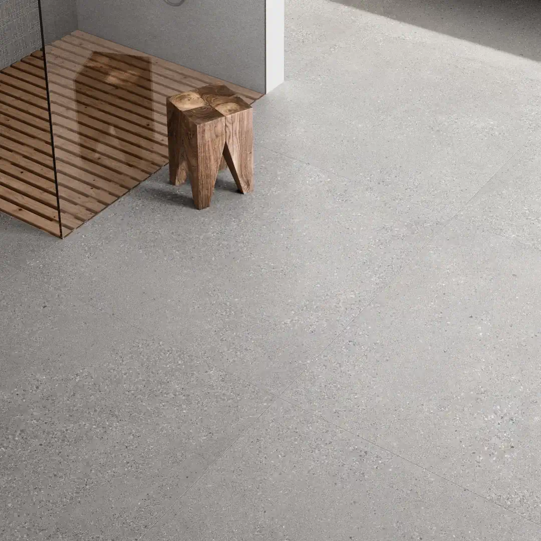 Gres Ergon GRAIN STONE efekt terrazzo - aranzacja w nowoczesnym salonie