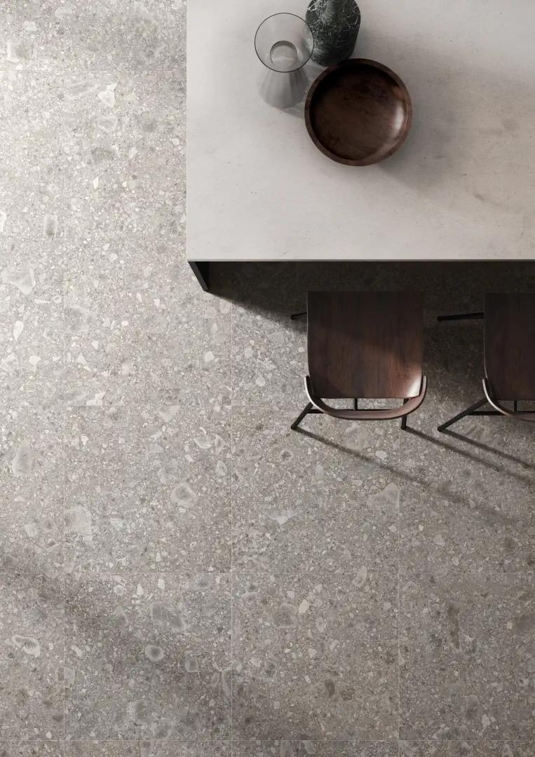Gres Ergon LOMBARDA efekt terrazzo - aranzacja w korytarzu z naturalnym swiatlem