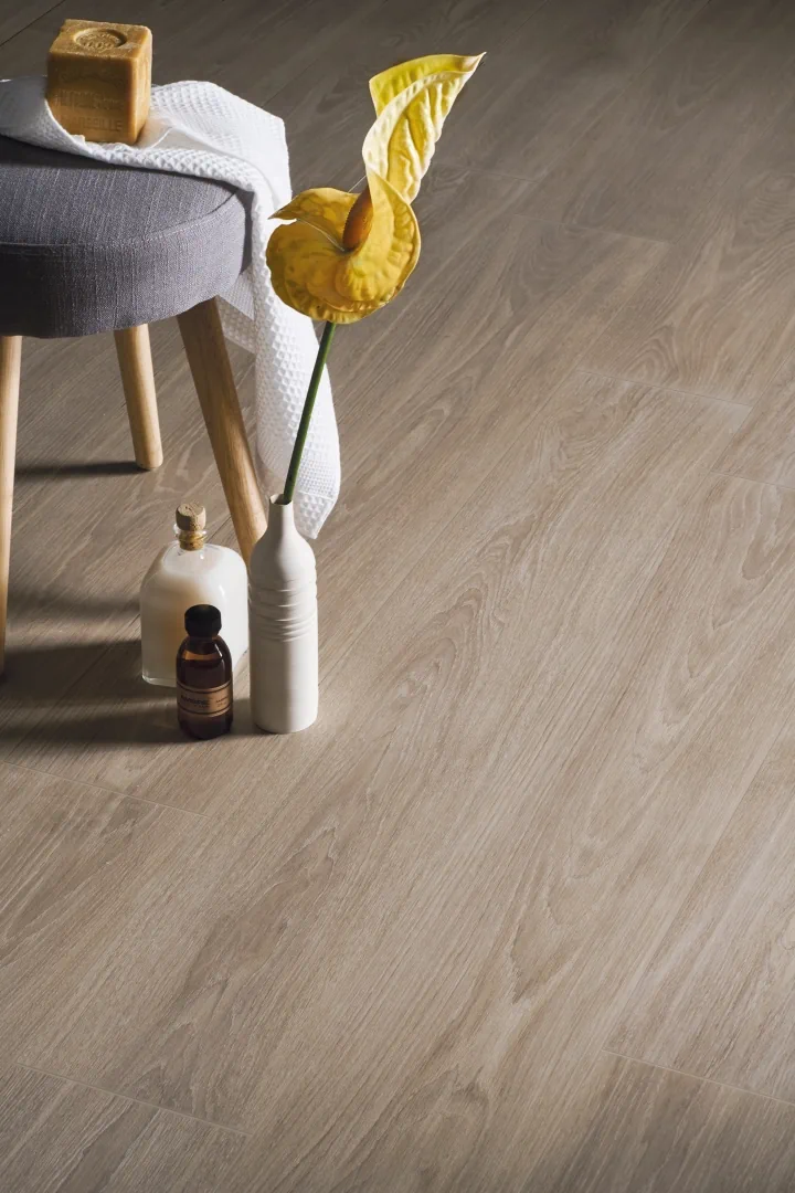 Gres Ergon WOODTOUCH efekt drewno - aranzacja w eleganckiej lazience