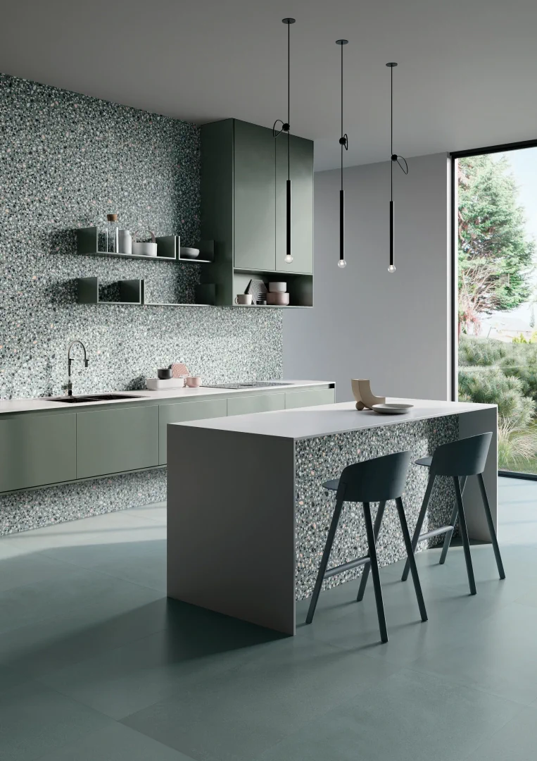 Gres Ergon MEDLEY efekt terrazzo - aranzacja w przestronnym holu