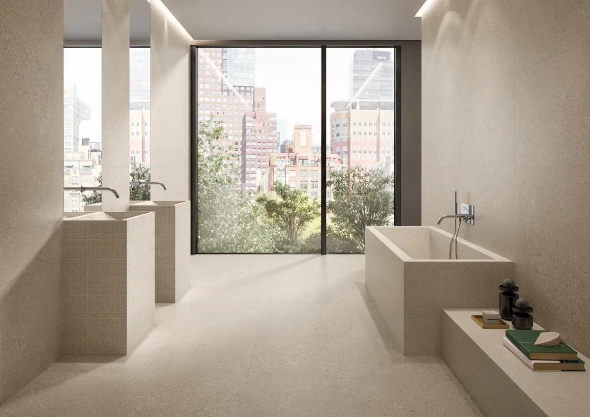 Gres Ergon GRAIN STONE efekt terrazzo - aranzacja w przestronnym holu