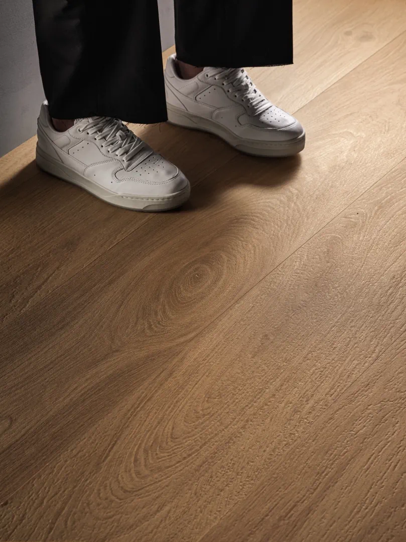 Gres Ergon I-WOOD efekt drewno - aranzacja w minimalistycznym wnetrzu