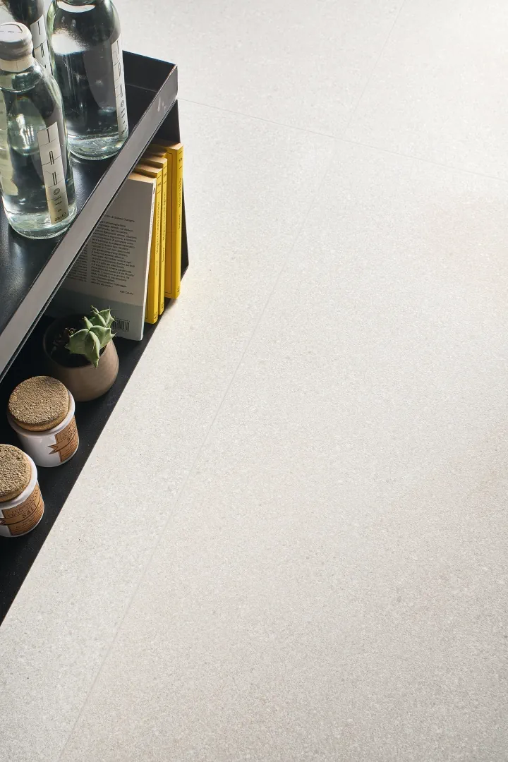 Gres Ergon GRAIN STONE efekt terrazzo - aranzacja w elewacji domu