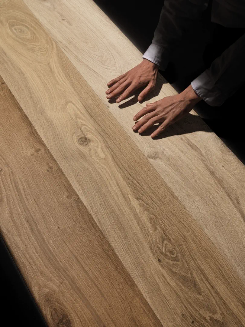 Gres Ergon I-WOOD efekt drewno - aranzacja w korytarzu z naturalnym swiatlem