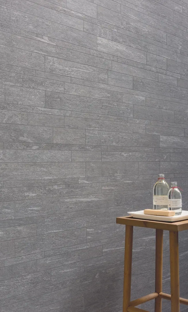 Gres Ergon CORNERSTONE ALPEN efekt beton - aranzacja w korytarzu z naturalnym swiatlem