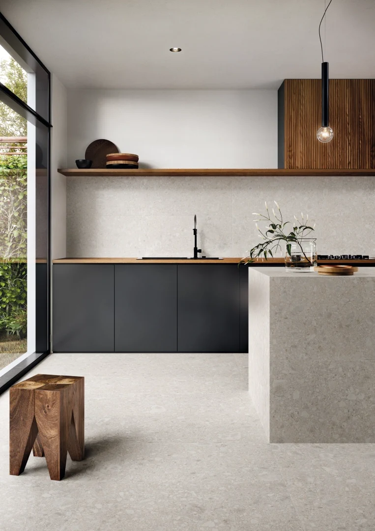 Gres Ergon LOMBARDA efekt terrazzo - aranzacja w eleganckiej lazience