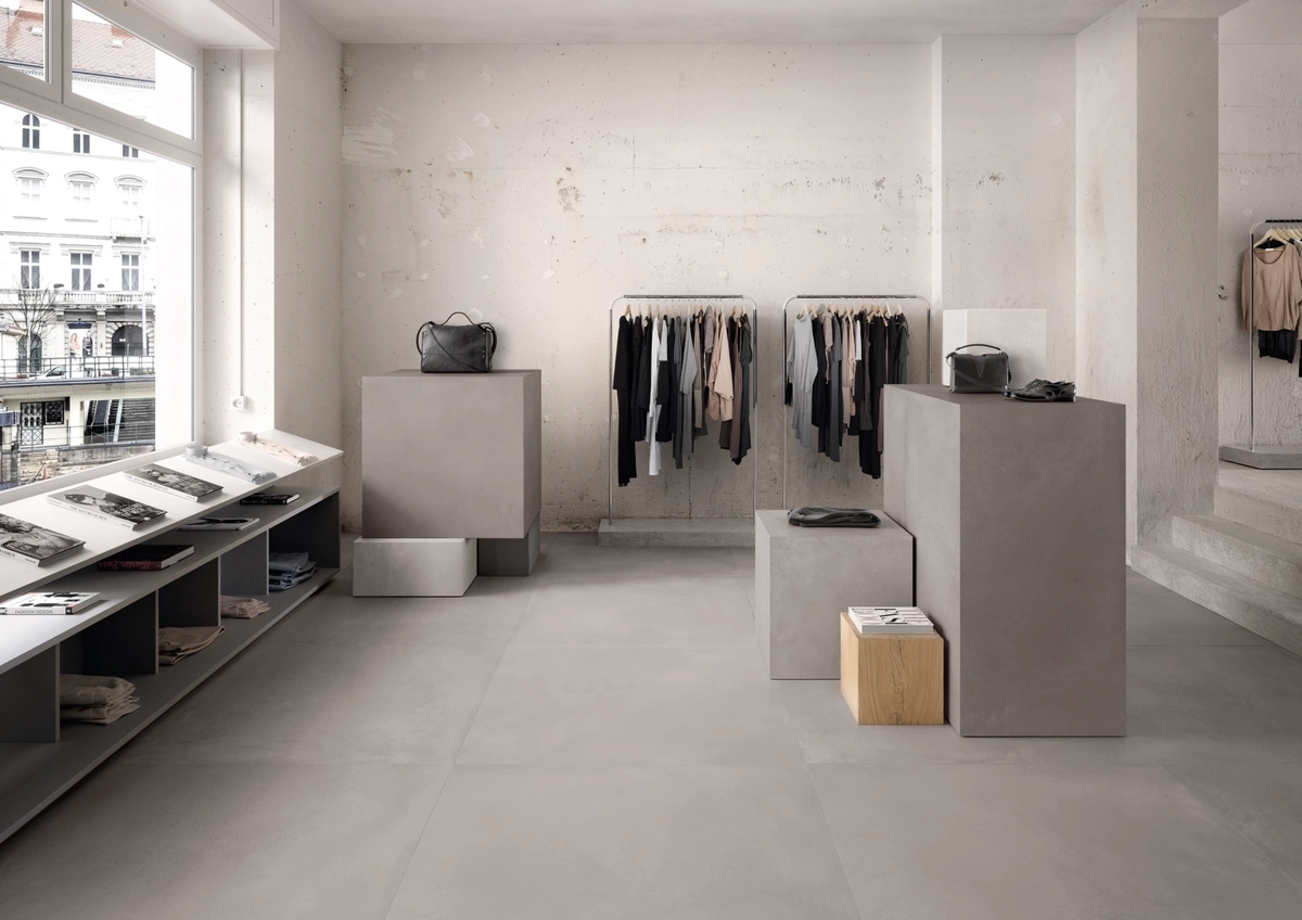 Gres Ergon TR3ND efekt beton, drewno - aranzacja w przestronnym holu