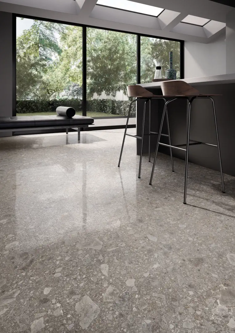 Gres Ergon LOMBARDA efekt terrazzo - aranzacja w nowoczesnym salonie