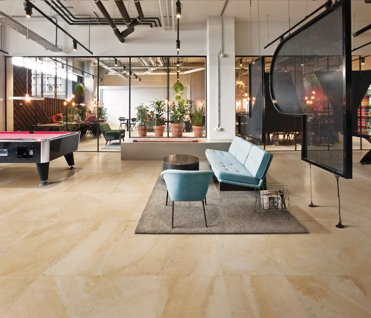 Gres Ergon CORNERSTONE ALPEN efekt beton - aranzacja w przy kominku
