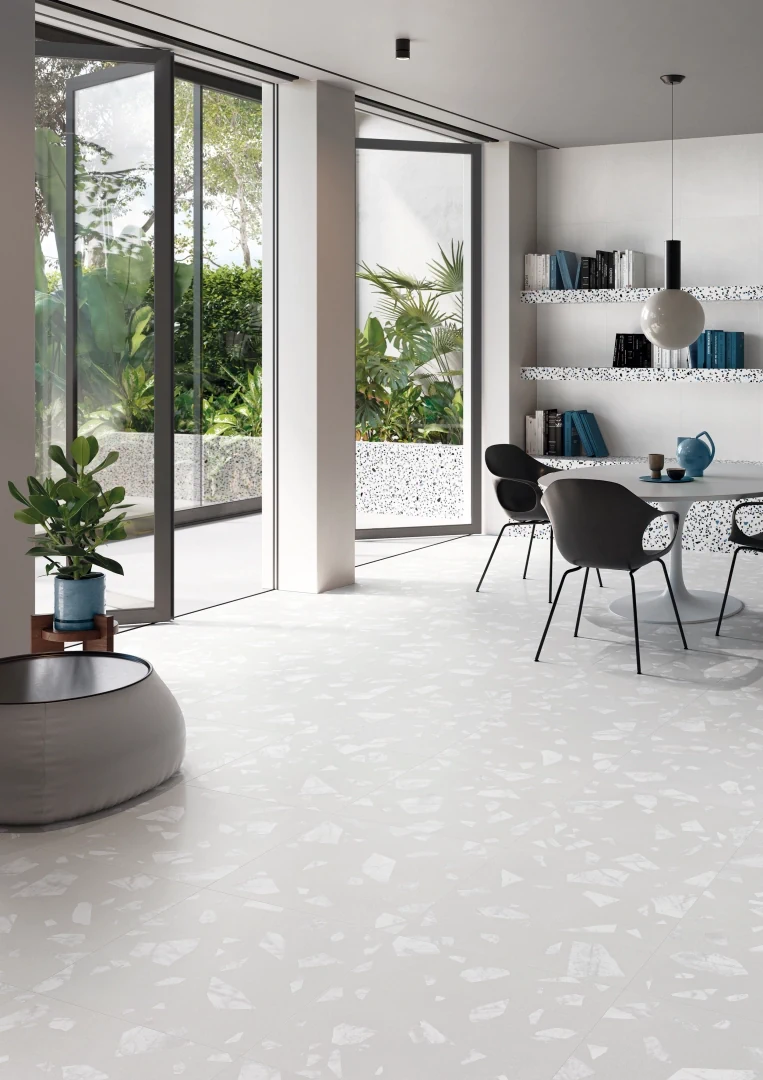 Gres Ergon MEDLEY efekt terrazzo - aranzacja w przy kominku