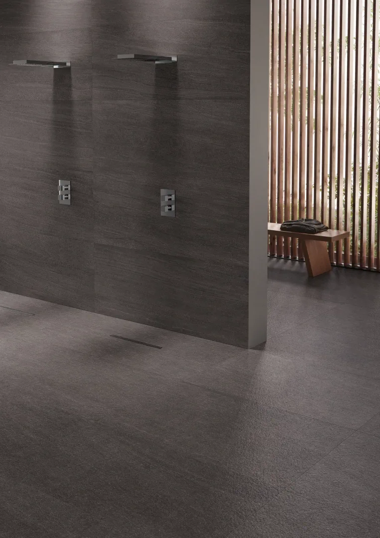 Gres Ergon ELEGANCE PRO efekt kamień - aranzacja w przestronnym holu