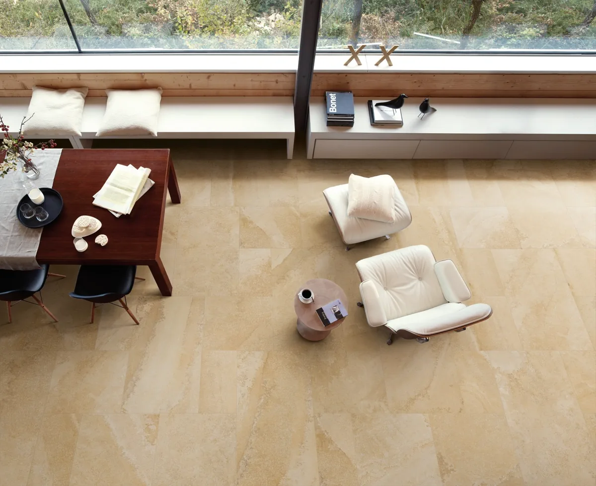 Gres Ergon CORNERSTONE ALPEN efekt beton - aranzacja w korytarzu z naturalnym swiatlem