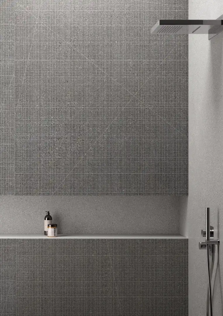 Gres Ergon GRAIN STONE efekt terrazzo - aranzacja w korytarzu z naturalnym swiatlem