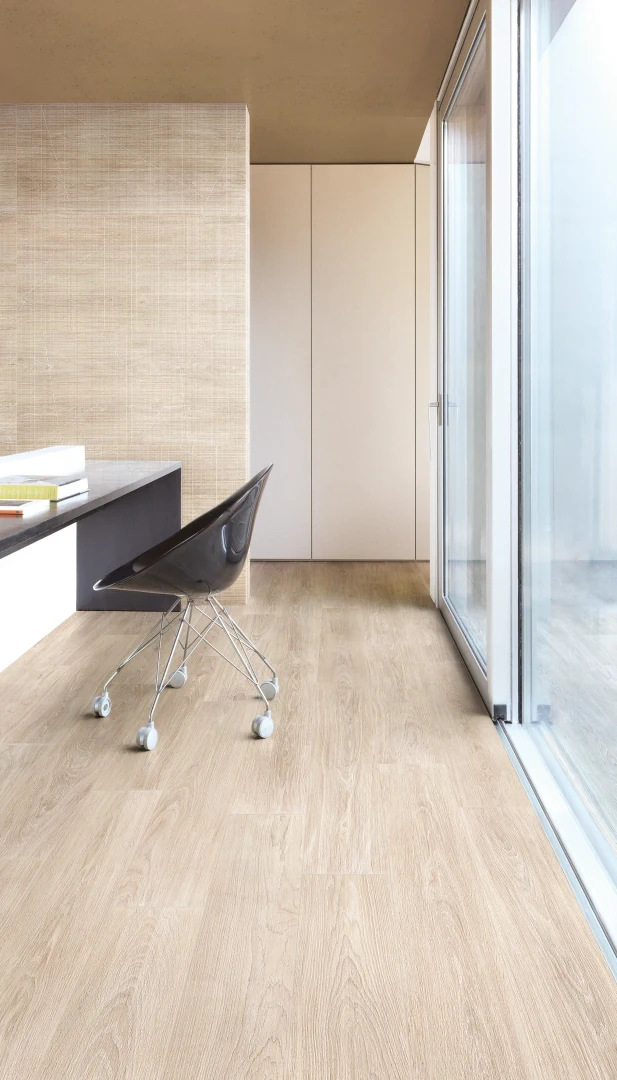Gres Ergon WOODTOUCH efekt drewno - aranzacja w minimalistycznym wnetrzu
