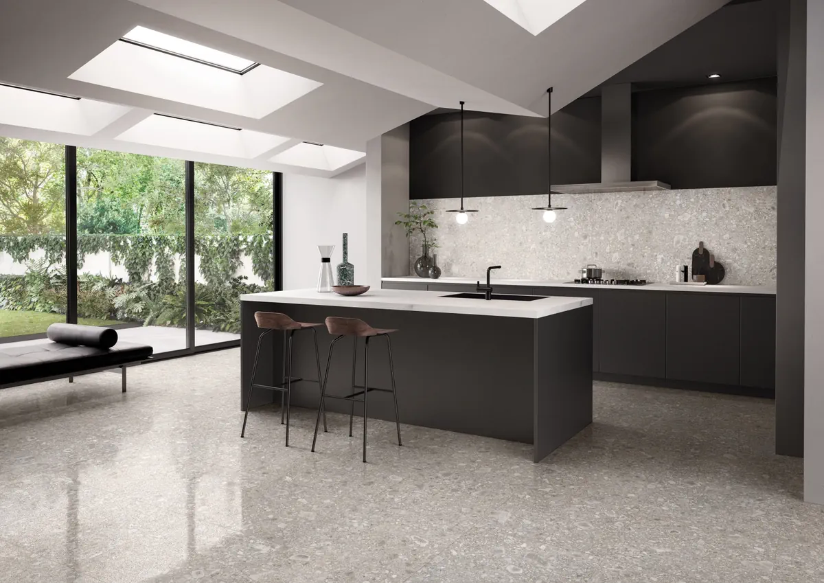 Gres Ergon LOMBARDA efekt terrazzo - aranzacja w przy kominku