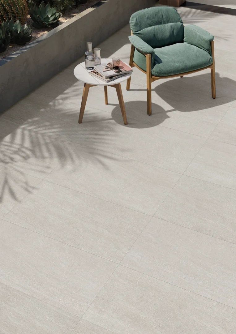 Gres Ergon ELEGANCE PRO efekt kamień - aranzacja w nowoczesnym salonie