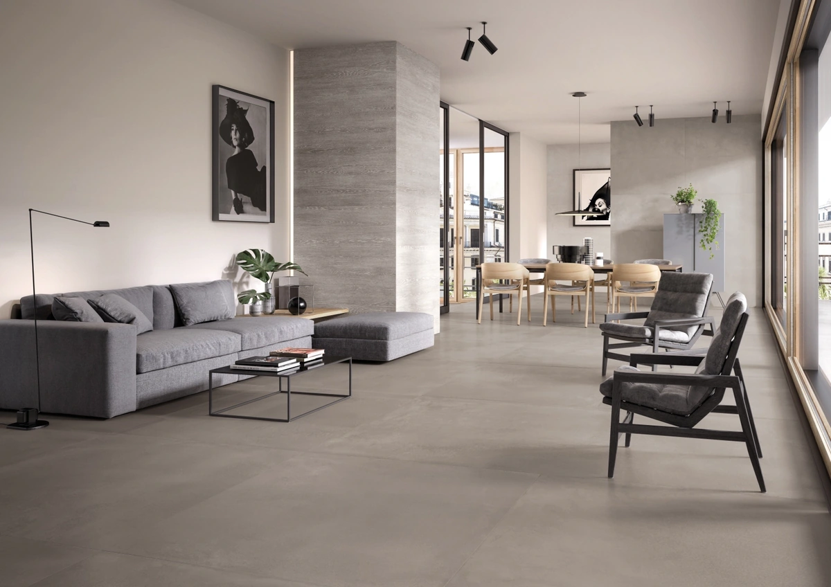 Gres Ergon TR3ND efekt beton, drewno - aranzacja w korytarzu z naturalnym swiatlem