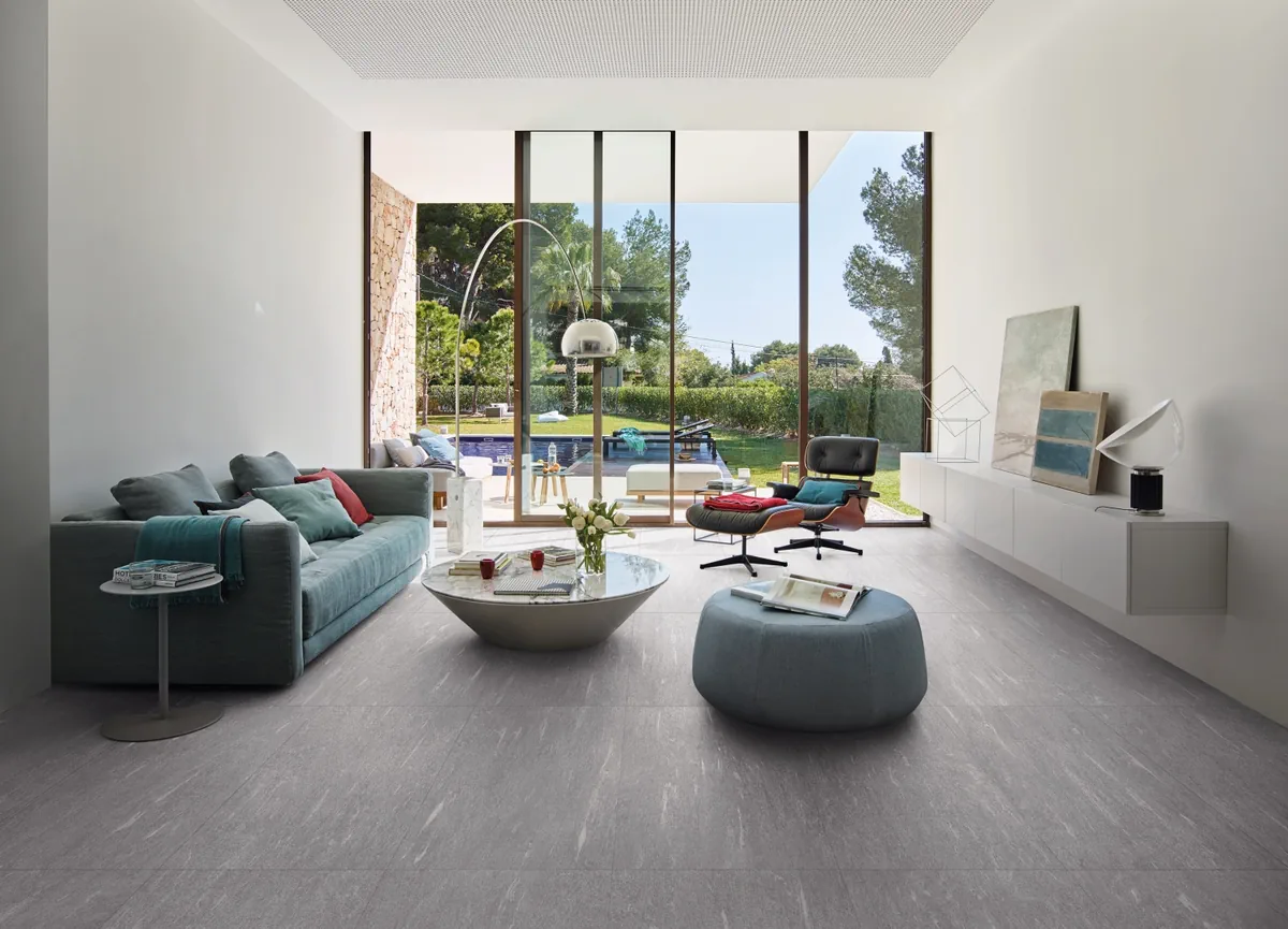 Gres Ergon CORNERSTONE ALPEN efekt beton - aranzacja w nowoczesnym salonie
