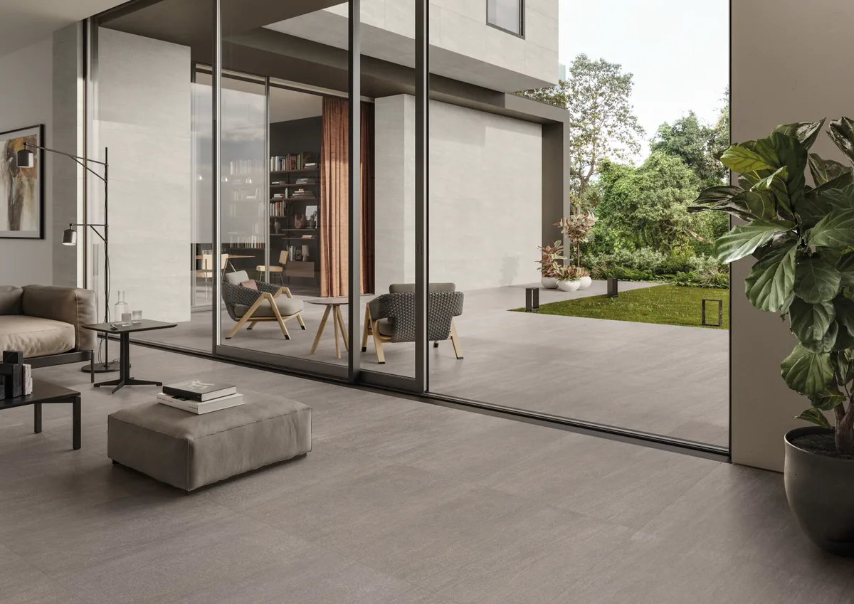 Gres Ergon ELEGANCE PRO efekt kamień - aranzacja w korytarzu z naturalnym swiatlem