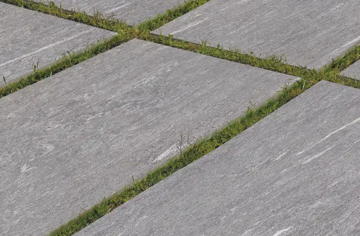 Gres Ergon CORNERSTONE ALPEN efekt beton - aranzacja w przestronnym holu