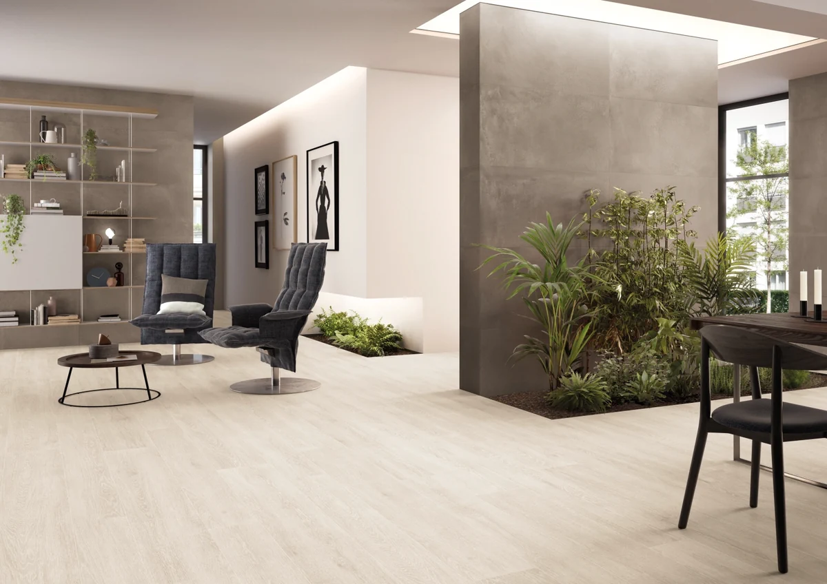 Gres Ergon TR3ND efekt beton, drewno - aranzacja w korytarzu z naturalnym swiatlem