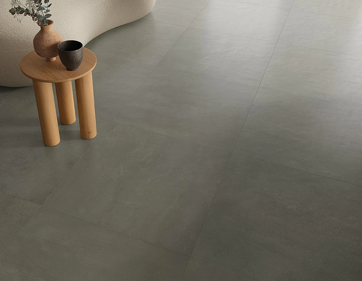 Gres Fap YLICO efekt beton - aranzacja w przestronnym holu