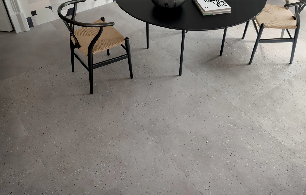 Gres Fap MILANO MOOD efekt beton, kamień - aranzacja w korytarzu z naturalnym swiatlem