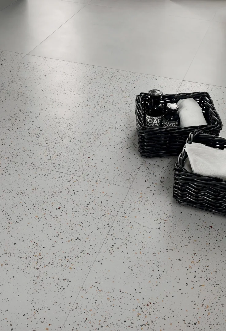 Gres Fap MILANO MOOD efekt beton, kamień - aranzacja w korytarzu z naturalnym swiatlem