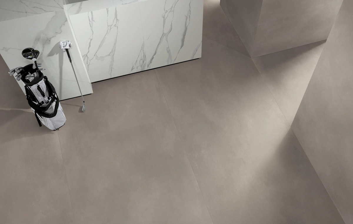 Gres Fap FAP MAXXI efekt marmur, metal, beton - aranzacja w przestronnym holu