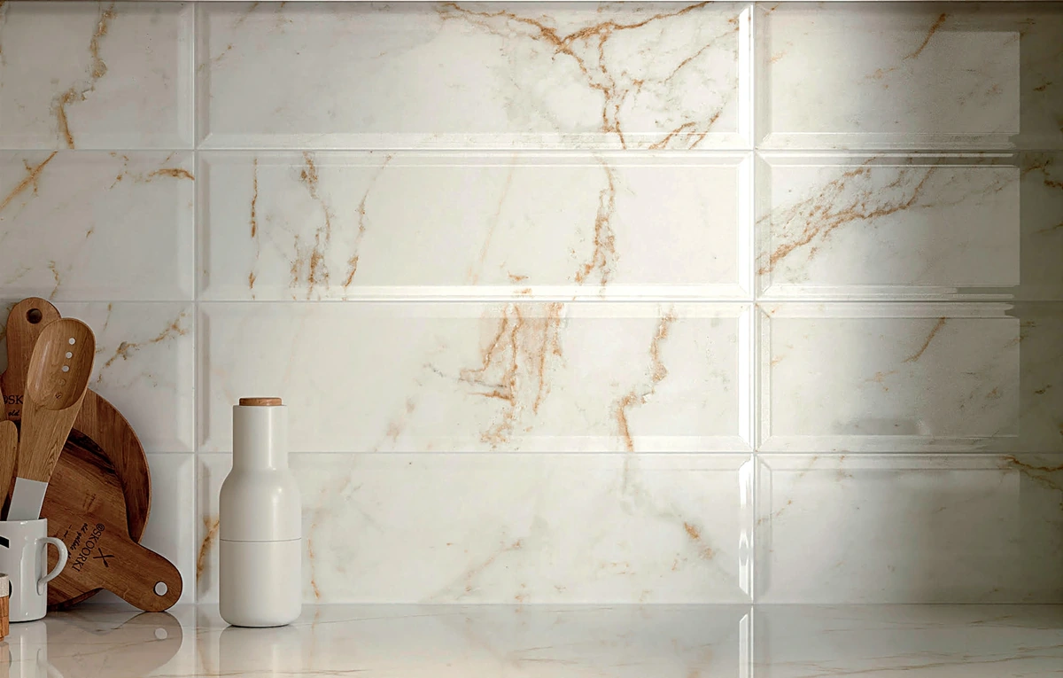 Gres Fap ROMA GOLD efekt marmur - aranzacja w minimalistycznym wnetrzu