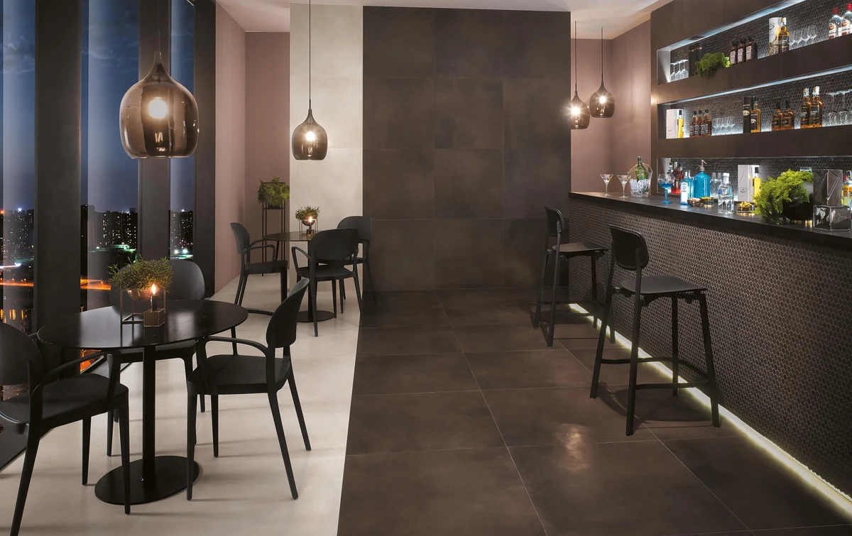 Gres Fap MILANO&FLOOR efekt beton - aranzacja w korytarzu z naturalnym swiatlem