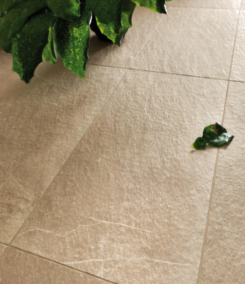 Gres Fap SHEER efekt beton - aranzacja w przestronnym holu