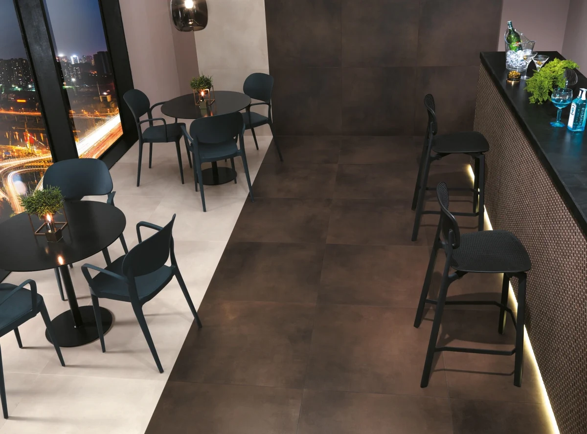 Gres Fap MILANO&FLOOR efekt beton - aranzacja w przy kominku