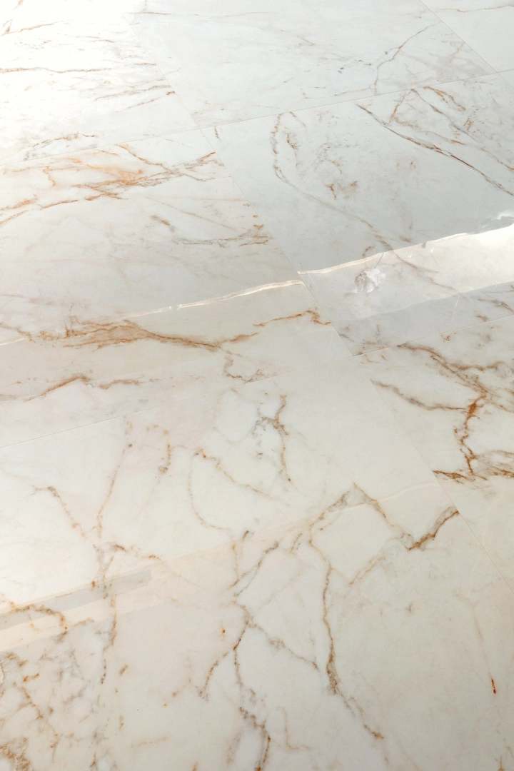 Gres Fap ROMA GOLD efekt marmur - aranzacja w nowoczesnym salonie