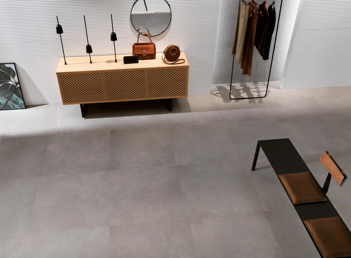 Gres Fap LUMINA SAND ART efekt beton - aranzacja w nowoczesnym salonie