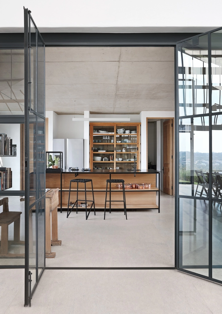 Marazzi Grande Concrete Look gres o efekcie betonu w eleganckim wnętrzu z kominkiem
