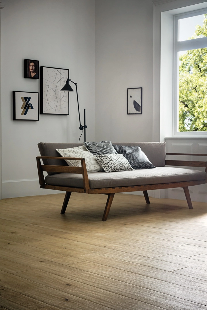 Marazzi Treverkever – gres imitujący drewno w jasnym salonie w stylu skandynawskim