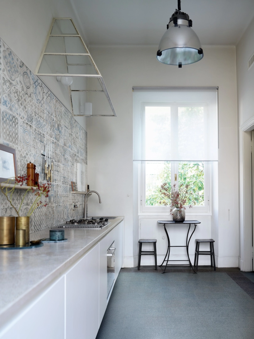 Płytki Marazzi Alchimia efekt beton w nowoczesnej aranżacji salonu