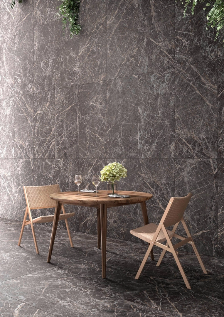 Płytki Marazzi Allmarble efekt marmur w nowoczesnej aranżacji salonu