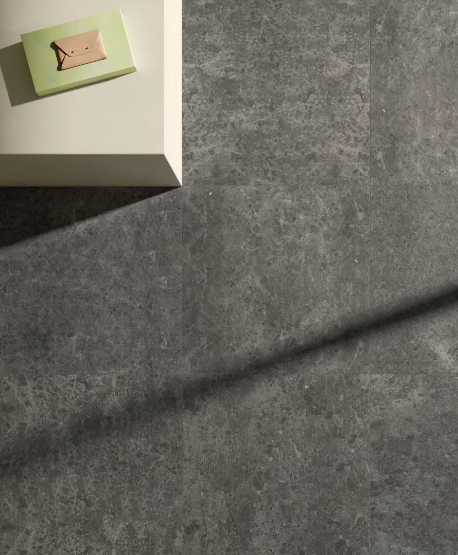 Gres Graniti Fiandre PULSAR efekt kamień - aranzacja w eleganckiej lazience