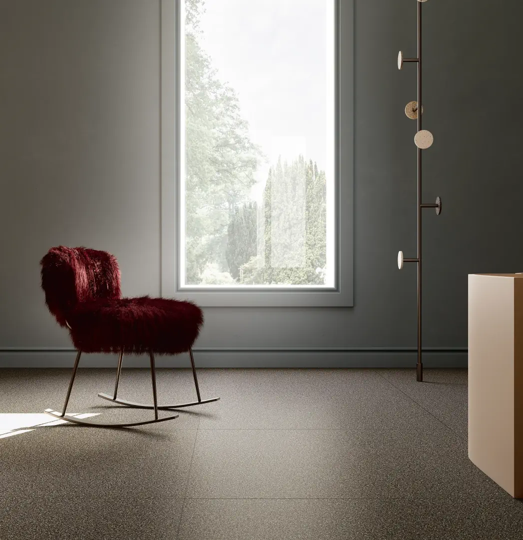 Gres Graniti Fiandre IL VENEZIANO efekt terrazzo - aranzacja w nowoczesnym salonie