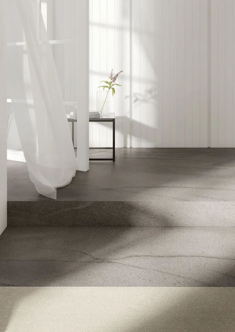 Gres Graniti Fiandre PIETRA DI BASALTO ACTIVE efekt kamień - aranzacja w eleganckiej lazience
