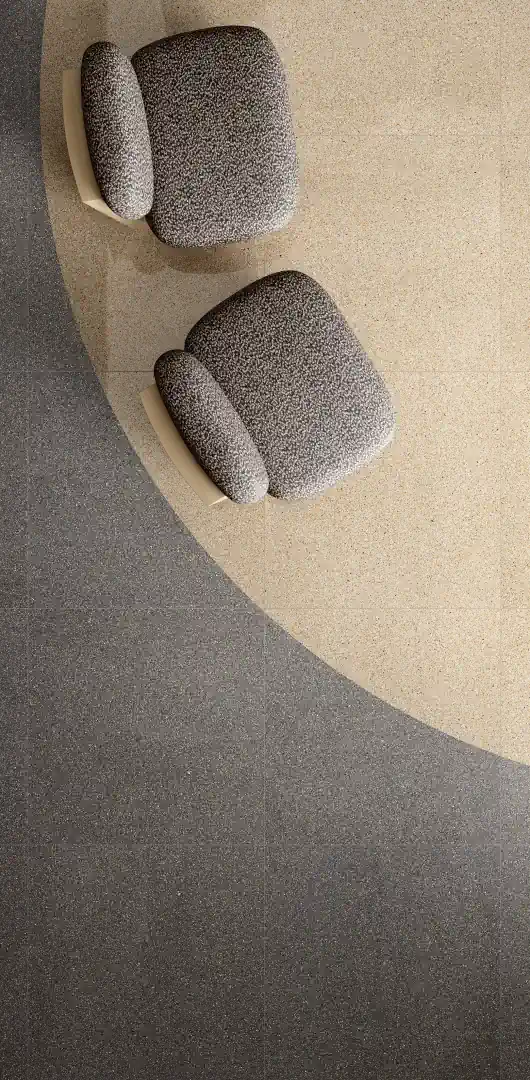 Gres Graniti Fiandre IL VENEZIANO efekt terrazzo - aranzacja w przy kominku