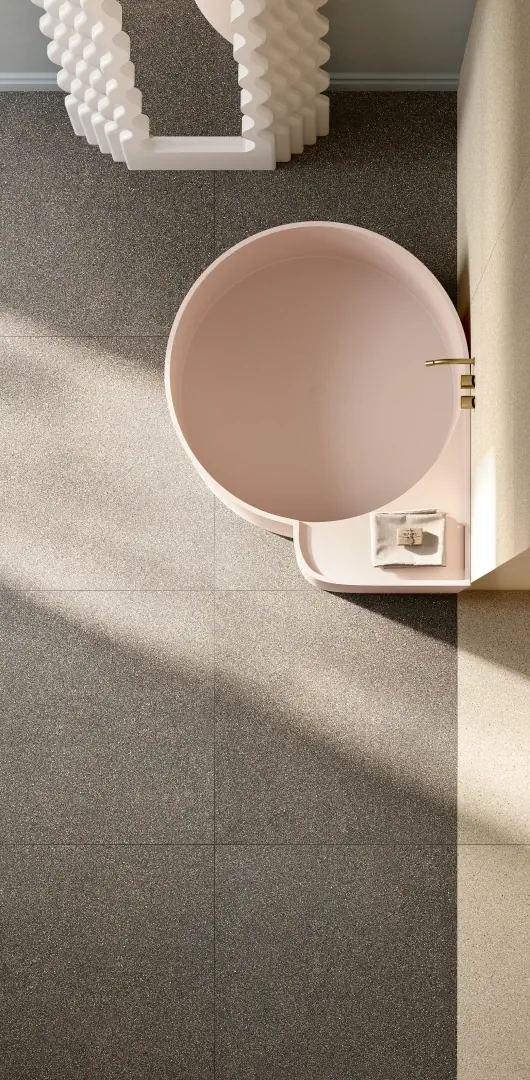 Gres Graniti Fiandre IL VENEZIANO efekt terrazzo - aranzacja w przestronnym holu