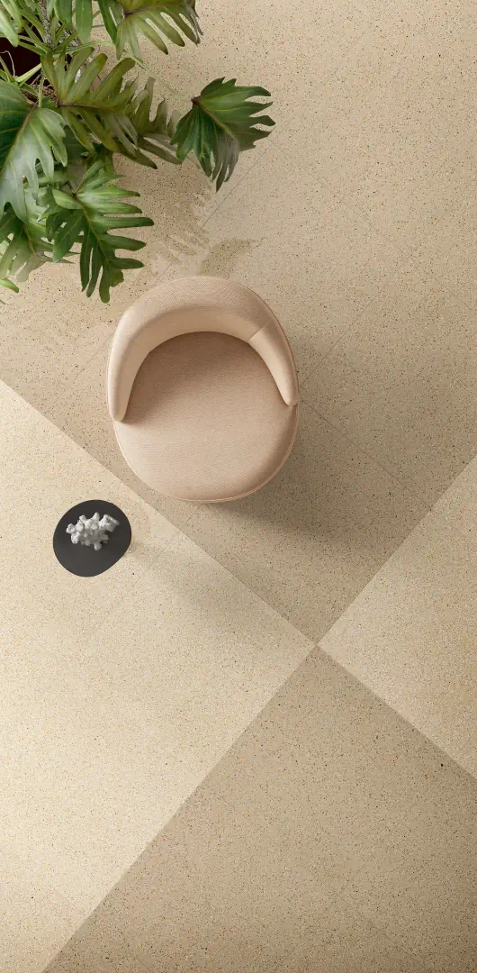 Gres Graniti Fiandre IL VENEZIANO efekt terrazzo - aranzacja w przy kominku