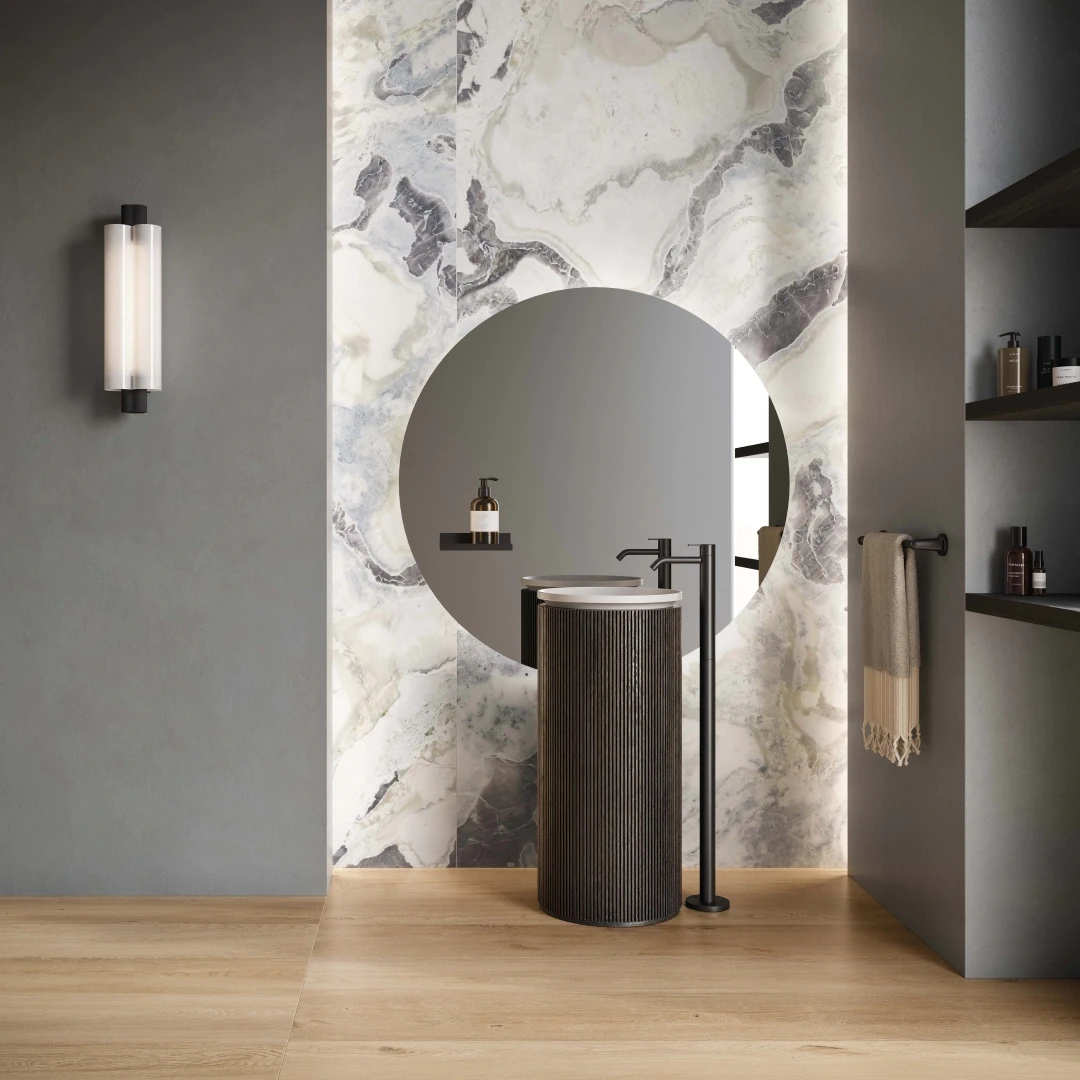 Gres Flaviker SUPREME HEDONISM efekt marmur - aranzacja w minimalistycznym wnetrzu